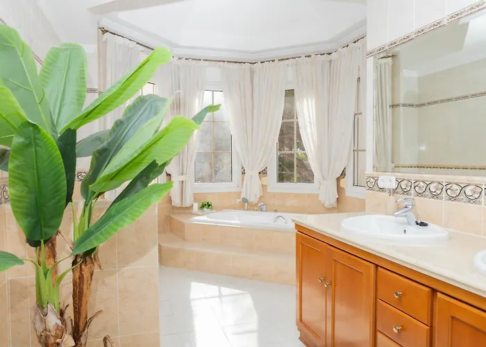 Large 4 Beds Cozy 700 M Walk Canas וילה