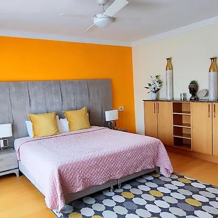 Villa Beachside 4 Beds Cozy Villa, 700m Canas Beach! Marbella