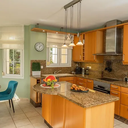 Large 4 Beds Cozy 700 M Walk Canas *