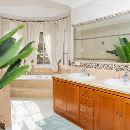 فيلة Large 4 Beds Cozy 700 M Walk Canas ماربيا