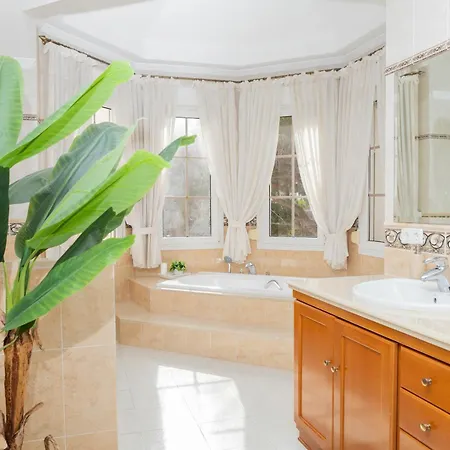 Large 4 Beds Cozy 700 M Walk Canas וילה
