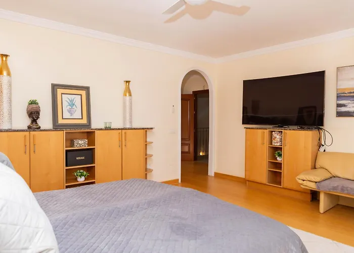 Вілла Large 4 Beds Cozy 700 M Walk Canas
