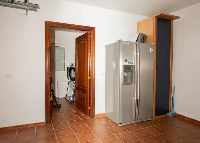Вілла Large 4 Beds Cozy 700 M Walk Canas Марбелья