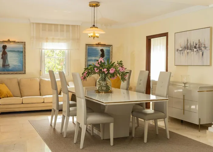 Large 4 Beds Cozy 700 M Walk Canas * Марбелья